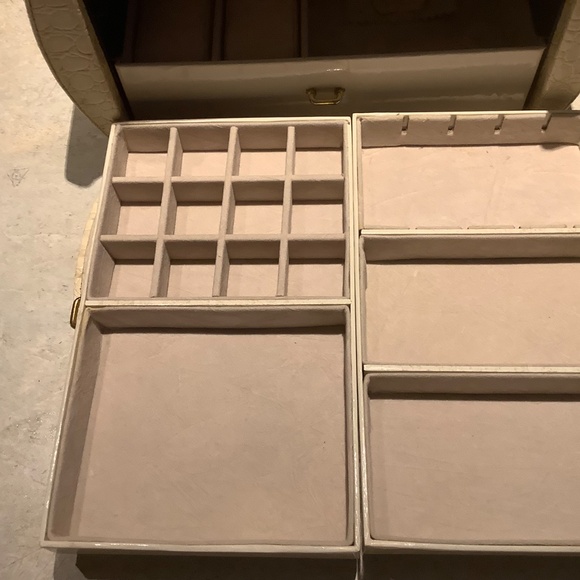 Purse sized Off White Jewellery Box - Picture 4 of 6